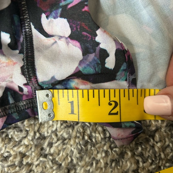 Lululemon cool colored floral pattern running track shorts size 4 - Picture 5 of 7